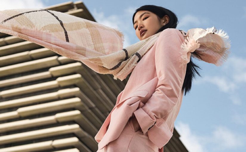 Sako i duga haljina: Elegancija s kontrastom