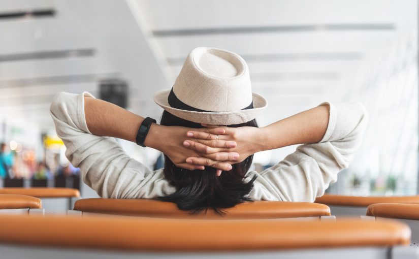 Udobnost u oblacima – kako odabrati hlače i obuću za putovanje avionom?